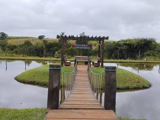Ponte de corda com a placa do Pesqueiro Santo Reis